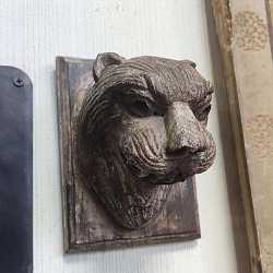 Скульптура "Лев", массив тика, резьба